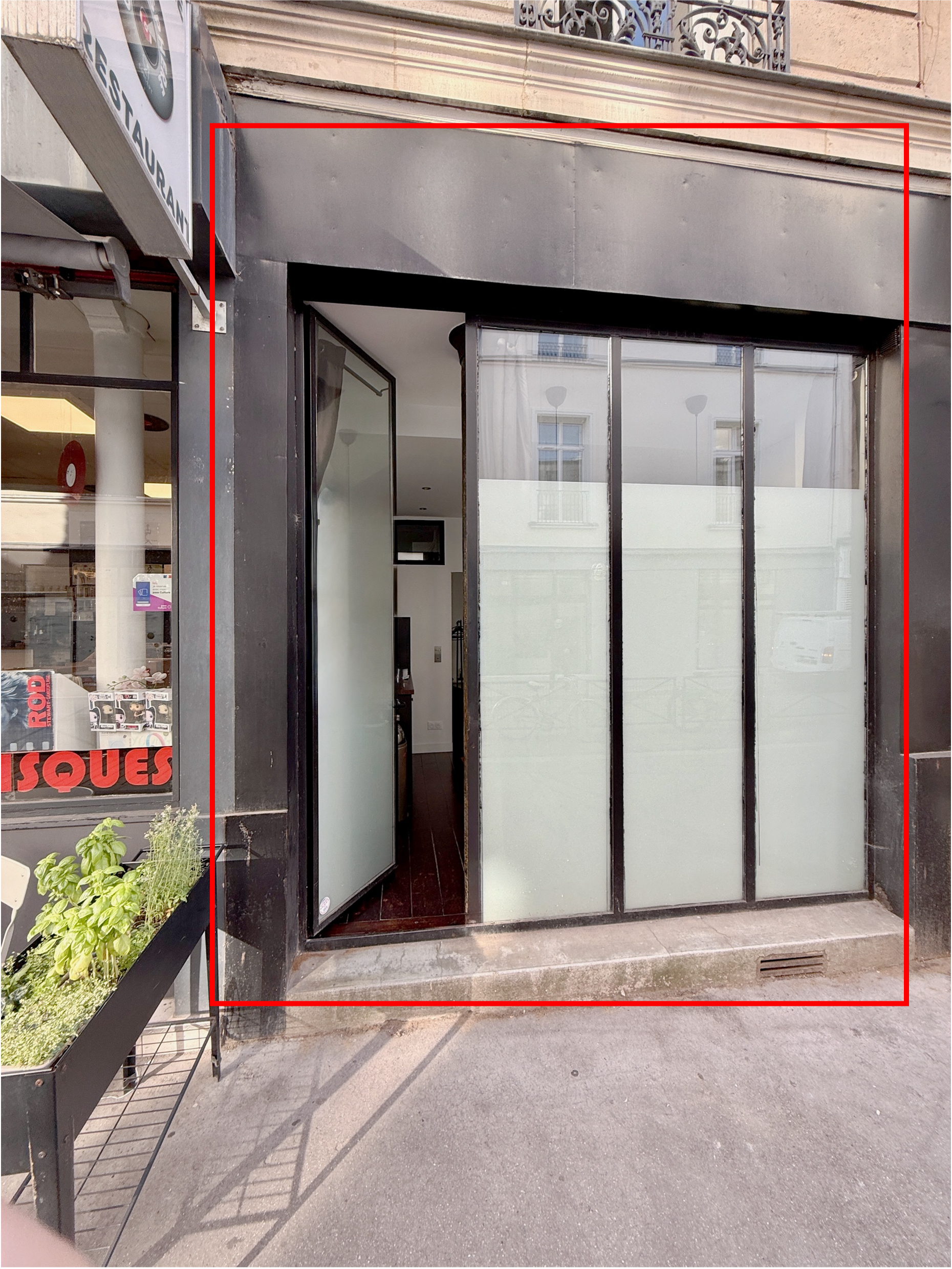 Le local, à droite du restaurant Citeaux Sphère