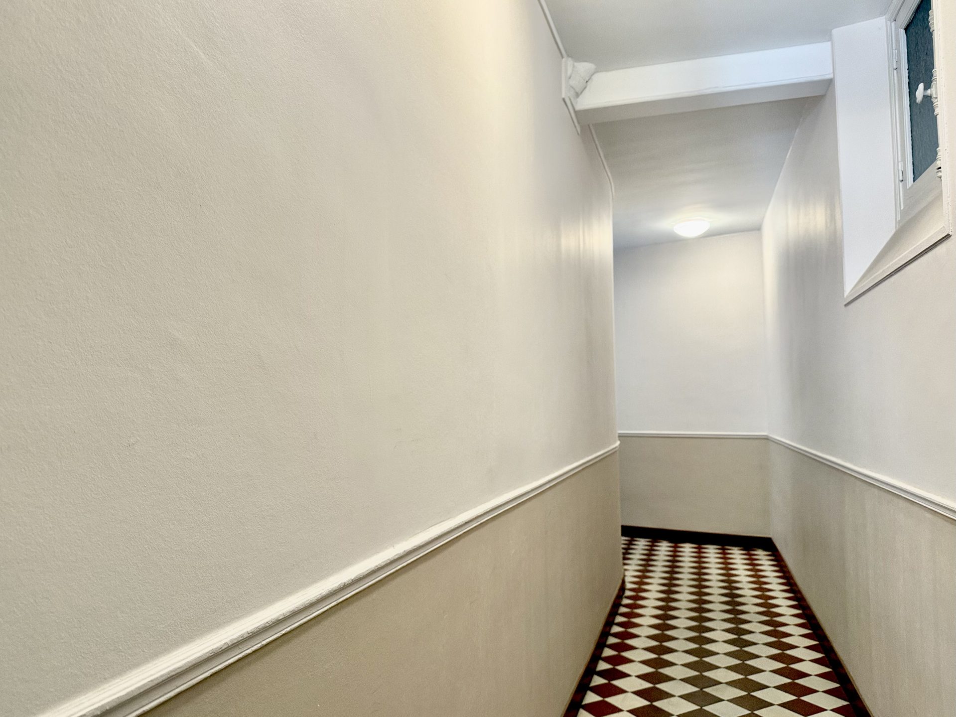 Le couloir menant à la cour