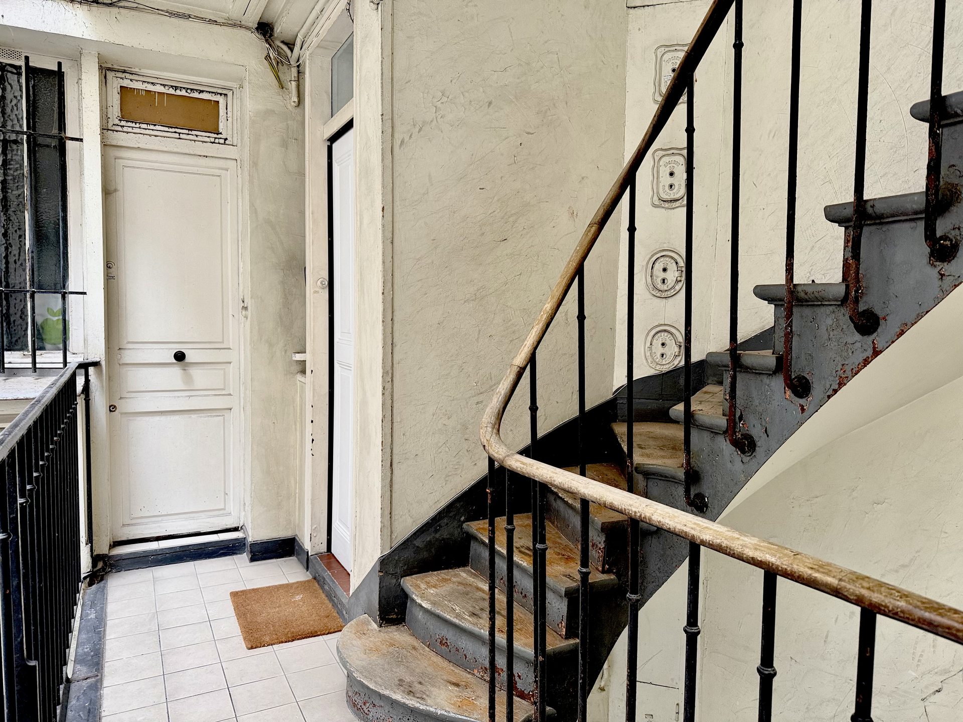 La porte d'entrée de l'appartement