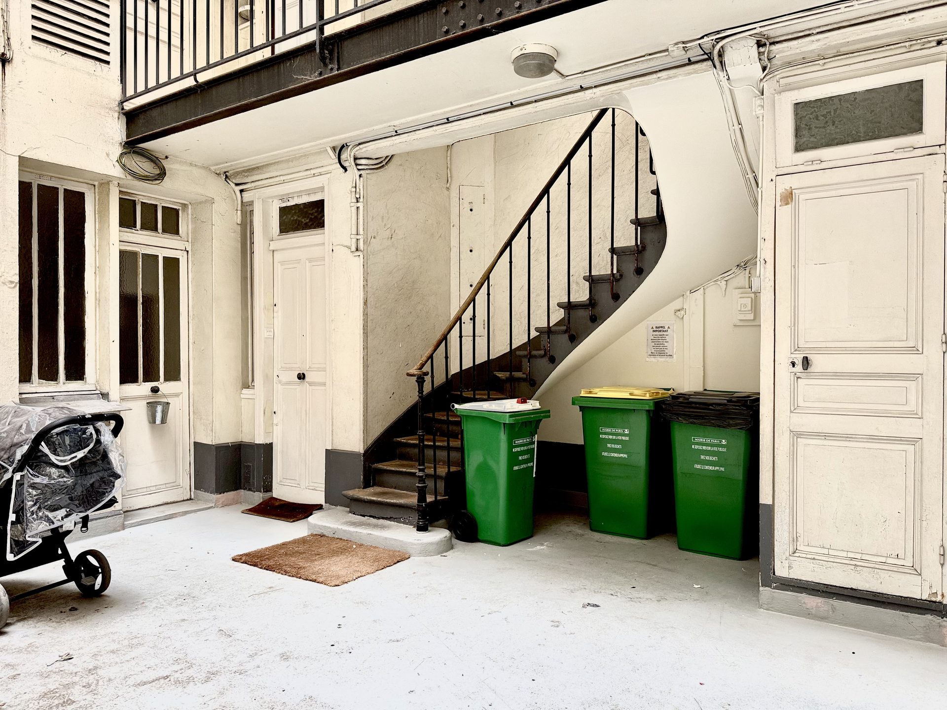 Poubelles dans la cour